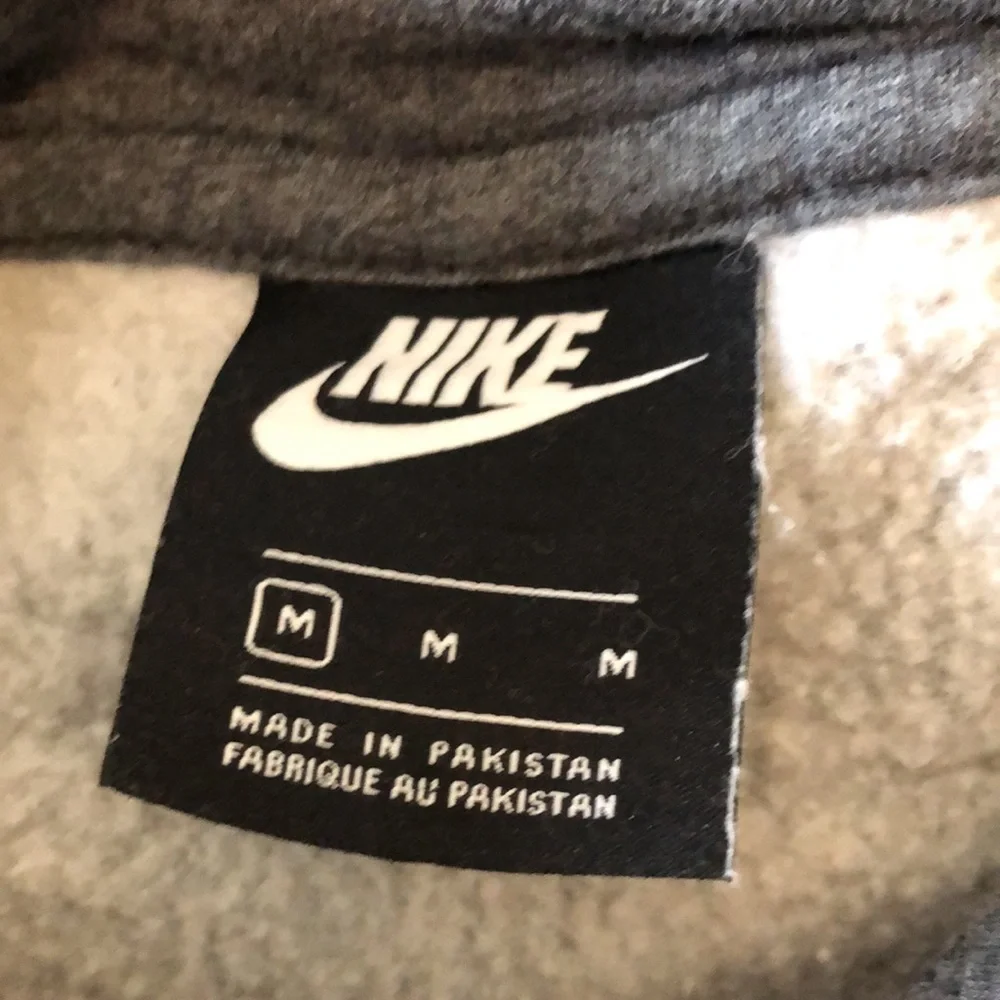 Nike Mens Hoodie Sz M Hoodie Sportswear Long Sleeve Pockets Standard Fit Grey